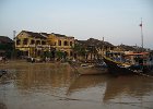 IMG 0833  Fiskerbåde på Hoi An floden med gaden Bach Dang på den anden side - Hoi An
